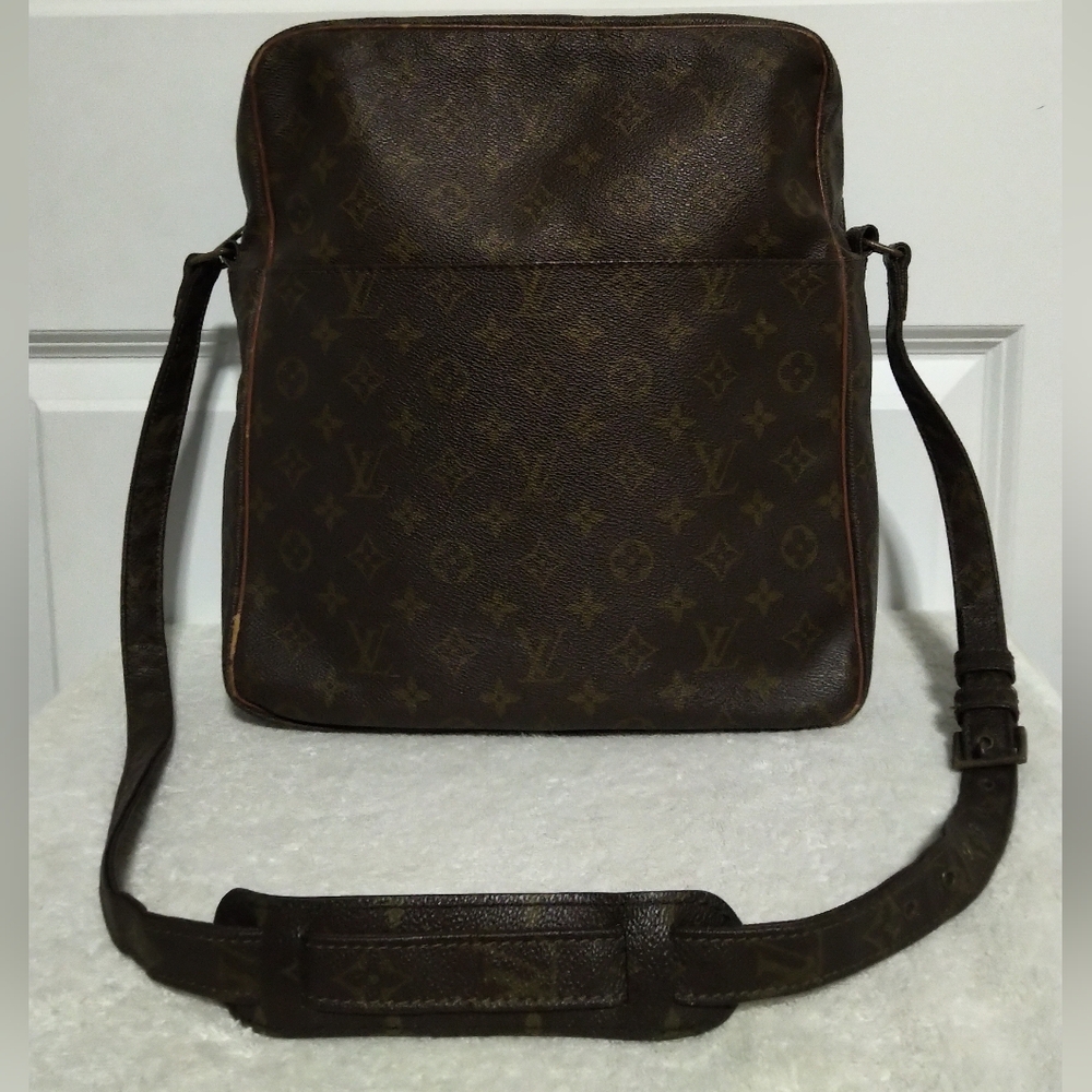 Authentic Louis Vuitton Vintage GM Messenger Bag